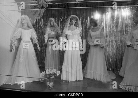 Manichini vestiti in abiti da sposa. Glasgow 1988 Foto Stock