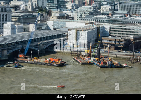 Costruzione del Tamigi Super Sewer vicino alla stazione ferroviaria di Cannon Street a Londra, Regno Unito. Foto Stock