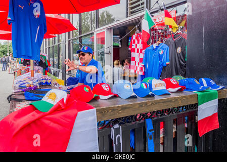 Soccer cappelli e magliette per vendita giornata italiana, Unità commerciale, Vancouver, British Columbia, Canada Foto Stock