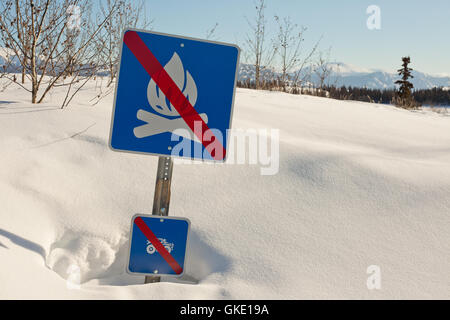 Funny signpost nel cumulo di neve Foto Stock