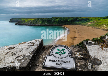 Una splendida vista panoramica della baia di Barafundle in Pembrokshire mostra le acque cristalline e le splendide spiagge. Foto Stock