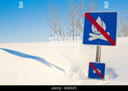 Funny signpost nel cumulo di neve Foto Stock