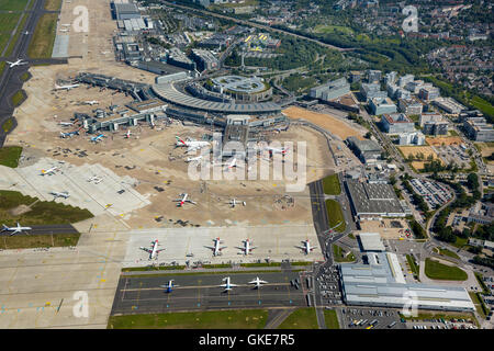 Vista aerea, aeroporto Dusseldorf-Lohausen, A6-EOB Emirates Airbus A380-861, al gate, Aeroporto di Dusseldorf, EDDL, volo manipolazione, Foto Stock