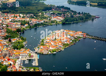 Vista aerea, isola di Malchow con la porta e il nuovo ponte levatoio, Malchow, Meclemburgo Lake District, Mecklenburgian Svizzera, Foto Stock