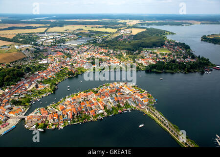 Vista aerea, isola di Malchow con la porta e il nuovo ponte levatoio, Malchow, Meclemburgo Lake District, Mecklenburgian Svizzera, Foto Stock