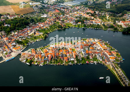 Vista aerea, isola di Malchow con la porta e il nuovo ponte levatoio, Malchow, Meclemburgo Lake District, Mecklenburgian Svizzera, Foto Stock