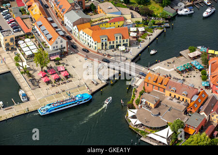 Vista aerea, isola di Malchow con la porta e il nuovo ponte levatoio, Malchow, Meclemburgo Lake District, Mecklenburgian Svizzera, Foto Stock