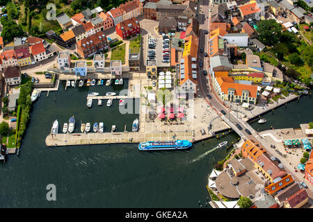 Vista aerea, isola di Malchow con la porta e il nuovo ponte levatoio, Malchow, Meclemburgo Lake District, Mecklenburgian Svizzera, Foto Stock