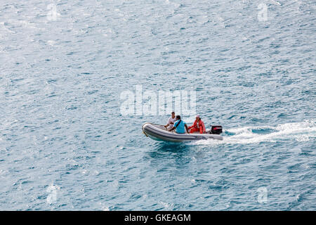 Tre diportisti in gommone sul St Maarten Foto Stock