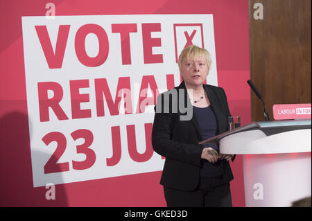 Lavoro leader femmina fare discorsi in occasione di una conferenza per fare un caso per le donne a rimanere nell'U.E. Dotato di: Angela Eagle dove: Londra, Regno Unito quando: 24 Maggio 2016 Foto Stock