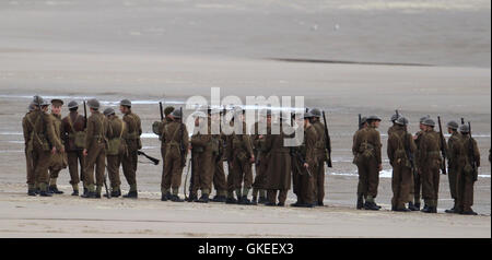 Christopher Nolan dirige il film di guerra 'Dunkirk' sulle spiagge di Dunkerque nel punto esatto dove 76 anni fa per questa settimana, 100.000 soldati sono stati evacuati. Dotato di: atmosfera dove: Dunkerque, Francia Quando: 25 Maggio 2016 Foto Stock