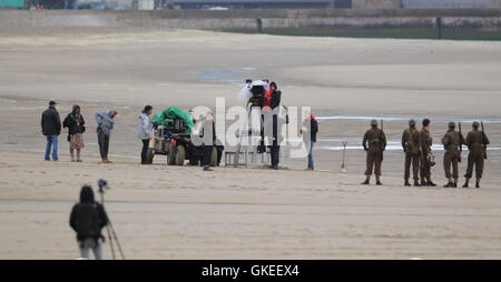 Christopher Nolan dirige il film di guerra 'Dunkirk' sulle spiagge di Dunkerque nel punto esatto dove 76 anni fa per questa settimana, 100.000 soldati sono stati evacuati. Dotato di: atmosfera dove: Dunkerque, Francia Quando: 25 Maggio 2016 Foto Stock