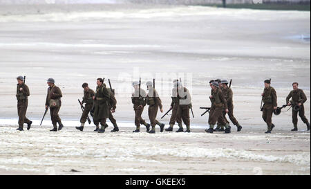 Christopher Nolan dirige il film di guerra 'Dunkirk' sulle spiagge di Dunkerque nel punto esatto dove 76 anni fa per questa settimana, 100.000 soldati sono stati evacuati. Dotato di: atmosfera dove: Dunkerque, Francia Quando: 25 Maggio 2016 Foto Stock