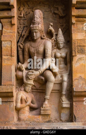 La scultura del signore Shiva e Parvathy sulla parete esterna del XI secolo il tempio di Shiva a Gangaikonda cholapuram, Tamilnadu, India Foto Stock