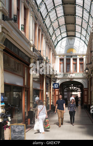 Giovane a piedi attraverso Hepworth's Arcade, Kingston upon Hull, Yorkshire, Inghilterra, Regno Unito Foto Stock