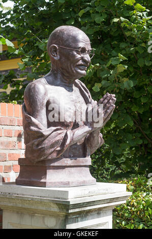 Busto in bronzo del Mahatma Gandhi in Nelson Mandela giardini, Kingston upon Hull, Yorkshire, Inghilterra, Regno Unito Foto Stock