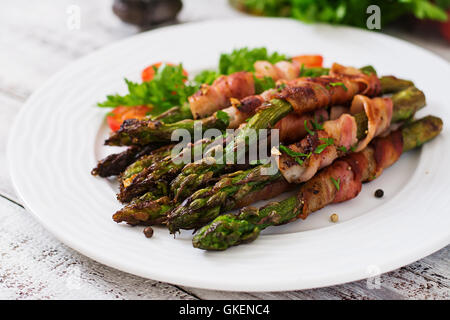 Grigliata di asparagi violetti avvolto con pancetta Foto Stock