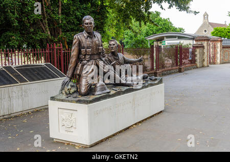 Situato fuori Forbury Gardens e la lettura Crown Court è una scultura in bronzo per ricordare Fred Potts VC. Foto Stock