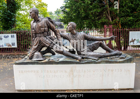 Situato fuori Forbury Gardens e la lettura Crown Court è una scultura in bronzo per ricordare Fred Potts VC. Foto Stock