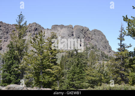 Sierra Nevada di natura granitica formazioni rocciose a Mokelumne deserto in estate. Foto Stock