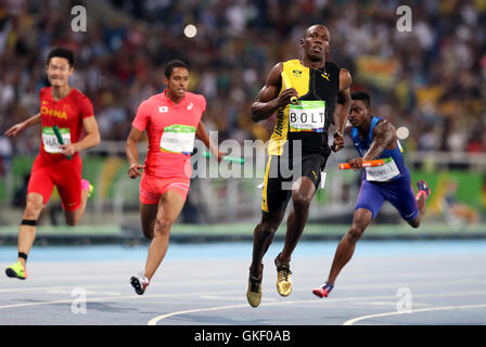 La Giamaica Usain Bolt ancore i Suoi Uomini Staffetta 4 x 100m team per l'oro presso lo Stadio Olimpico, il quattordicesimo giorno del Rio Giochi Olimpici, Brasile. Foto Stock