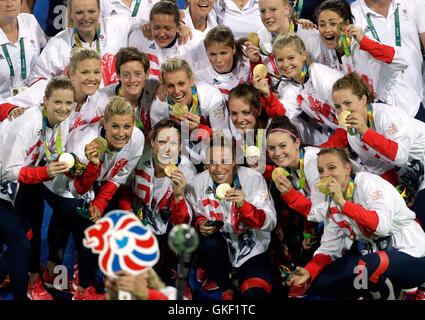 I giocatori britannici posano con le loro medaglie d'oro dopo la cerimonia delle medaglie per la competizione di hockey da campo femminile alle Olimpiadi estive 2016 a Rio de Janeiro, Brasile, Venerdì, Agosto 19, 2016. (Foto AP/Hussein Malla) Foto Stock