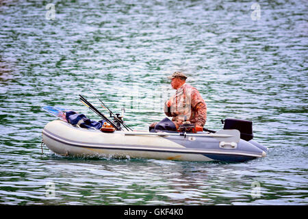 Fisherman galleggia su un gommone su un viaggio di pesca Foto Stock