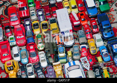 Varie colorata automobili giocattolo in ingorghi di traffico Foto Stock