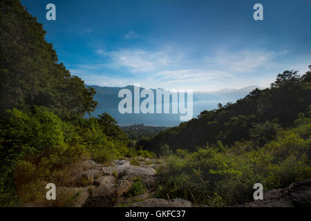 Una vista del lago Atitlan e le montagne circostanti dal San Pedro vulcano in Guatemala Foto Stock