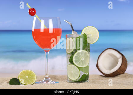 Cocktail e bevande sulla spiaggia con sabbia e mare Foto Stock