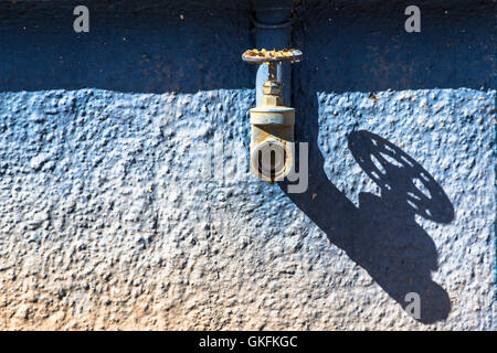 Close up della ruggine valvola acqua Foto Stock