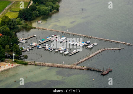 Vista aerea, Schloss Klink con residenza in stile neo-rinascimentale presso l'istmo tra Müritz e Kölpinsee, Klink, Mecklenburg Foto Stock