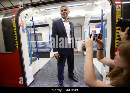 Sindaco di Londra Sadiq Khan pone per la media su una linea Victoria della metropolitana fino a carrello Brixton stazione della metropolitana durante il lancio di Londra di Notte il tubo, come i treni funzionano durante la notte di venerdì e sabato sulla linea Victoria e parti della linea centrale, con il giubileo, settentrionale e Piccadilly lines seguenti in autunno. Foto Stock