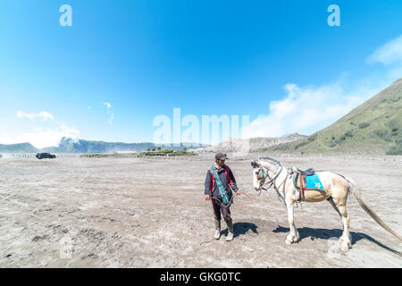 BROMO, INDONESIA - Luglio 23, 2016: Unidentified cavalieri con il suo cavallo vicino a Mt.Bromo in mattina presto. Foto Stock