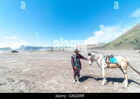 BROMO, INDONESIA - Luglio 23, 2016: Unidentified cavalieri con il suo cavallo vicino a Mt.Bromo in mattina presto. Foto Stock