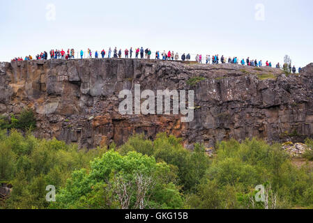 Il turismo di massa nel Parco Nazionale di Thingvellir, Mid-Atlantic Ridge, Golden Circle, Islanda Foto Stock