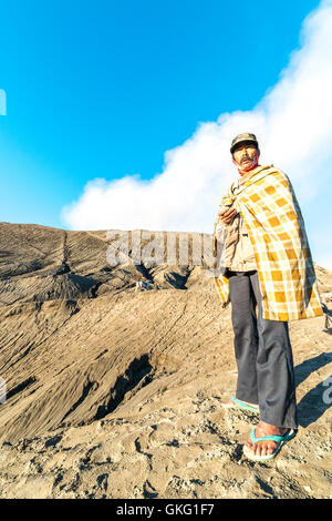 BROMO, INDONESIA - Luglio 23, 2016: Unidentified cavalieri vicino a Mt.Bromo in mattina presto. Foto Stock