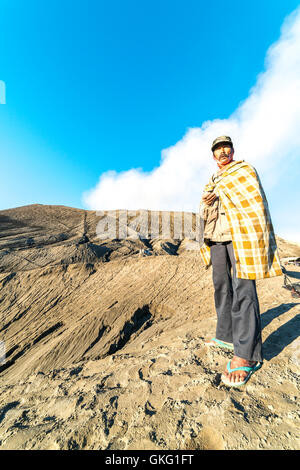 BROMO, INDONESIA - Luglio 23, 2016: Unidentified cavalieri vicino a Mt.Bromo in mattina presto. Foto Stock