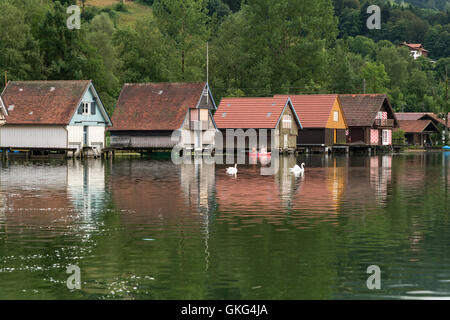 Boathouses al lago Großer Alpsee vicino a Bühl, Immenstadt im Allgäu, Oberallgäu, Baviera, Germania Foto Stock