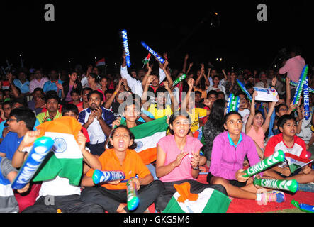 Hyderabad, lo stato indiano del Telangana. 19 Ago, 2016. Persone il tifo per Indian badminton player P. V. Sindhu durante il suo singolare femminile finale del 2016 Rio-Olympic giochi contro la Spagna la Carolina Marin davanti a uno schermo gigante a Gopichand Academy di Hyderabad, stato dell India meridionale di Telangana, 19 Agosto, 2016. © Stringer/Xinhua/Alamy Live News Foto Stock