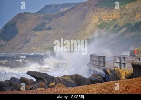 West Bay, Dorset, Regno Unito. 20 Agosto, 2016. Onde infrangersi in West Bay come l estate arriva ad una brusca fine su la costa del Dorset. Venti forti e grandi onde coincidono con maree sostituisce l'idilliaco estate meteo delle scorse settimane con con venti di fino a 60 mph, inondazione avvertenze e una gialla di avviso meteo dalla Met Office. Credito: Tom Corban/Alamy Live News Foto Stock