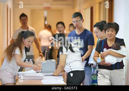 Cattania, Italia. 19 Ago, 2016. Overseas Chinese ricevere servizi in Cattania, Italia, Agosto 19, 2016. Tre diplomatici dall'Ufficio Consolare dell'ambasciata cinese a Roma è venuto a Cattania Venerdì, fornendo servizi per l'Overseas Chinese. © Luo Na/Xinhua/Alamy Live News Foto Stock