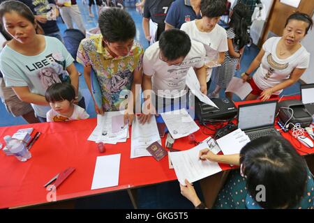 Cattania, Italia. 19 Ago, 2016. Overseas Chinese ricevere servizi in Cattania, Italia, Agosto 19, 2016. Tre diplomatici dall'Ufficio Consolare dell'ambasciata cinese a Roma è venuto a Cattania Venerdì, fornendo servizi per l'Overseas Chinese. © Luo Na/Xinhua/Alamy Live News Foto Stock