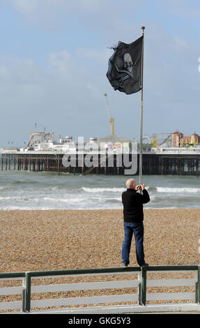 Brighton Sussex Regno Unito 20 agosto 2016 - flag vengono issati a Brighton questa mattina come gale force venti pastella costa meridionale della Gran Bretagna insolita per questo periodo dell'anno, ma il meteo Previsioni è di migliorare nei prossimi giorni con temperature rising Credit: Simon Dack/Alamy Live News Foto Stock