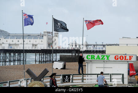 Brighton Sussex Regno Unito 20 agosto 2016 - flag vengono issati a Brighton questa mattina come gale force venti pastella costa meridionale della Gran Bretagna insolita per questo periodo dell'anno, ma il meteo Previsioni è di migliorare nei prossimi giorni con temperature rising Credit: Simon Dack/Alamy Live News Foto Stock