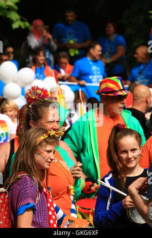 Swindon, Regno Unito 20 agosto 2016. La gente celebra la LBGT festival. Daniel Crawford/Alamy Live News Foto Stock