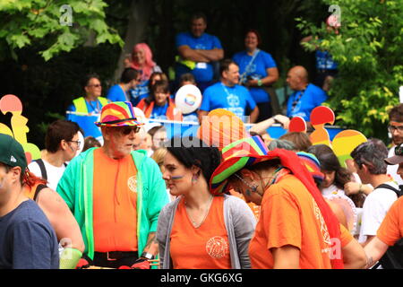 Swindon, Regno Unito 20 agosto 2016. La gente celebra la LBGT festival. Daniel Crawford/Alamy Live News Foto Stock