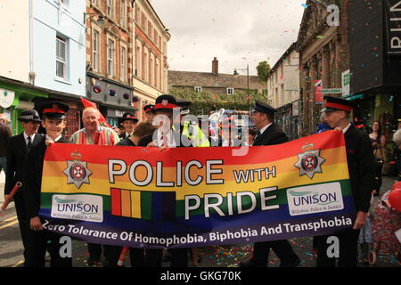 Swindon, Regno Unito 20 agosto 2016. La gente celebra la LBGT festival. Daniel Crawford/Alamy Live News Foto Stock