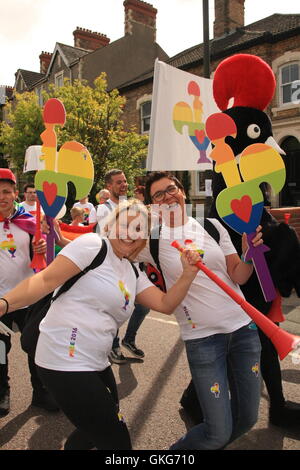 Swindon, Regno Unito 20 agosto 2016. La gente celebra la LBGT festival. Daniel Crawford/Alamy Live News Foto Stock