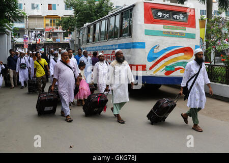 Dacca in Bangladesh. 20 Agosto, 2016. Pellegrino a preparare in Hajj Camp Shahjalal vicino aeroporto internazionale di Askona Hajj Camp a Dhaka il 20 agosto 2016. Un totale di 1, 01,758 Bangladeshis sono attesi per eseguire Hajj quest'anno. Solo 10.000 di loro potrebbe eseguire Hajj sotto la gestione del governo e i restanti 91,758 sotto gestioni private. Foto Stock